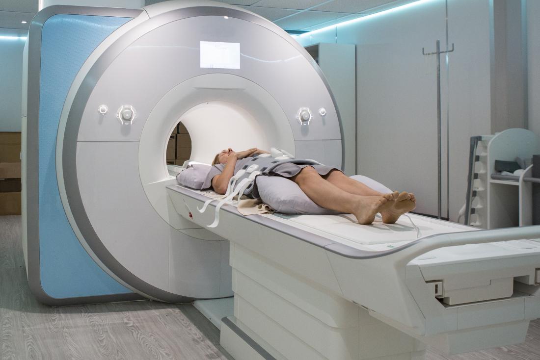 компютър с компютърна томография (CT) или магнитно резонансно изображение (MRI) с пациент.