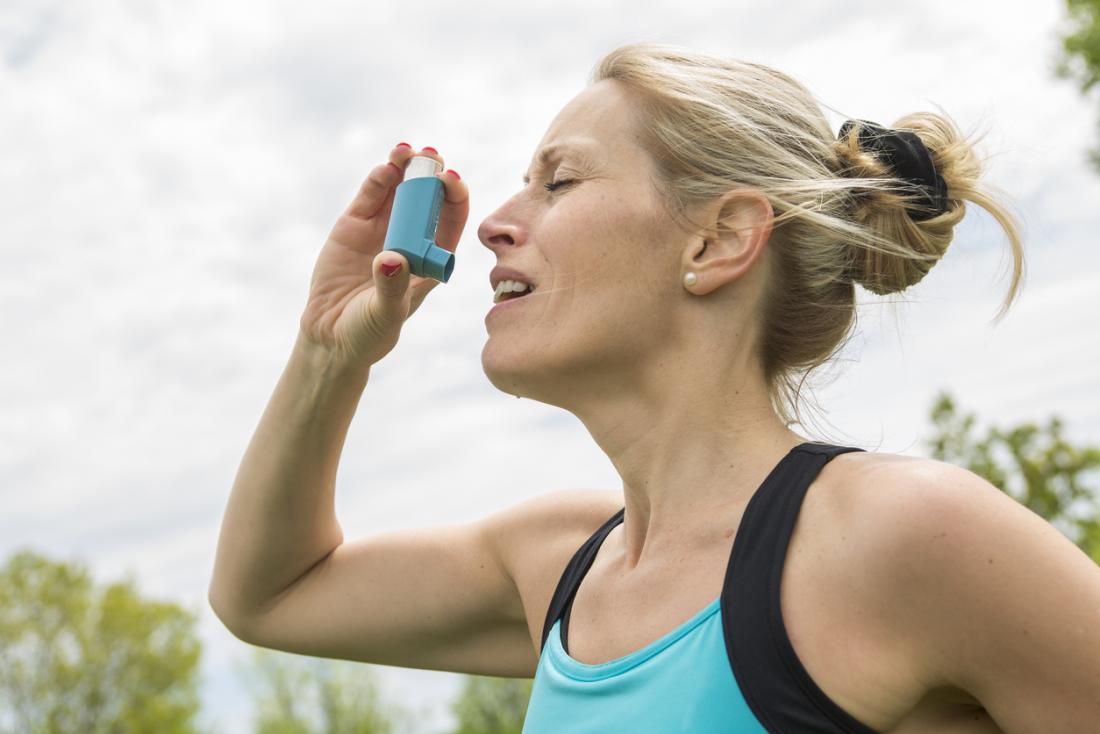 Jogger mit Asthmapumpe