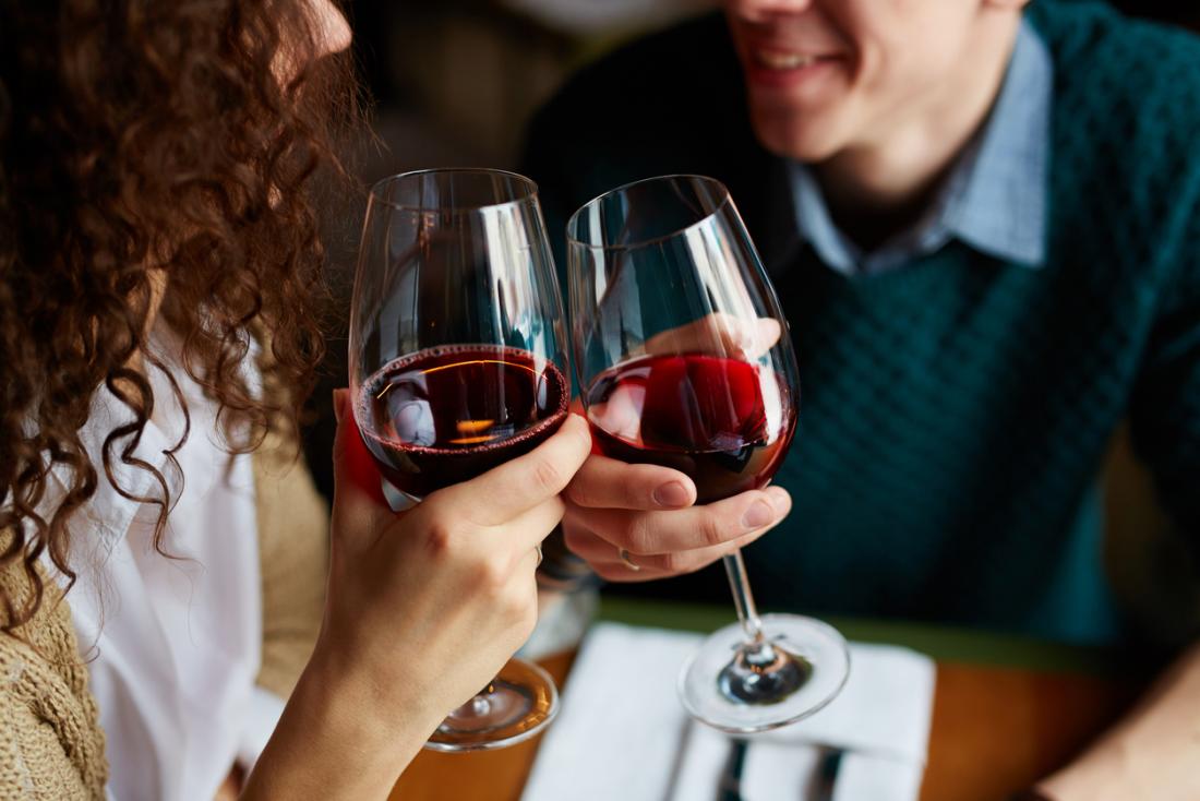 Rotwein enthält Resveratrol, das eine Reihe von gesundheitlichen Vorteilen zu haben scheint.