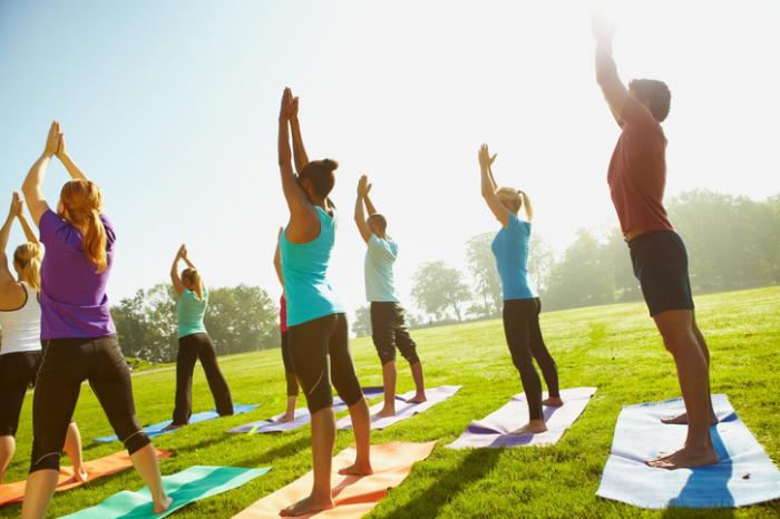 Parkta yoga yapan insanlar