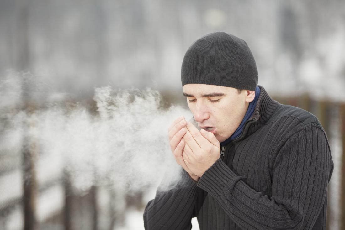 un homme respire par des températures froides
