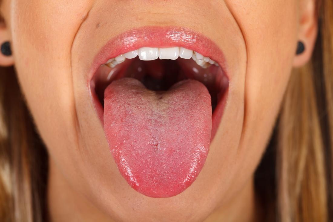 Mund und Zunge einer Frau