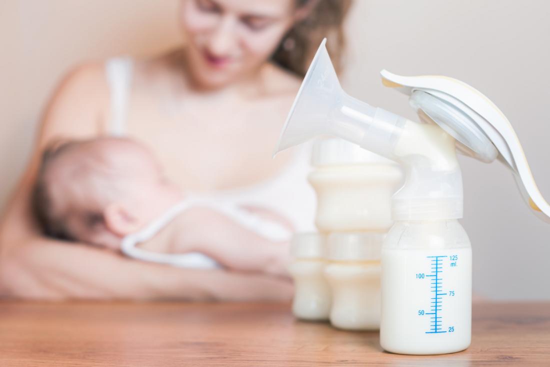 Frau und Baby mit Milchpumpe.