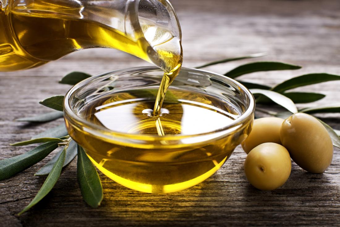 Olivenöl wird in eine kleine Schüssel gegossen
