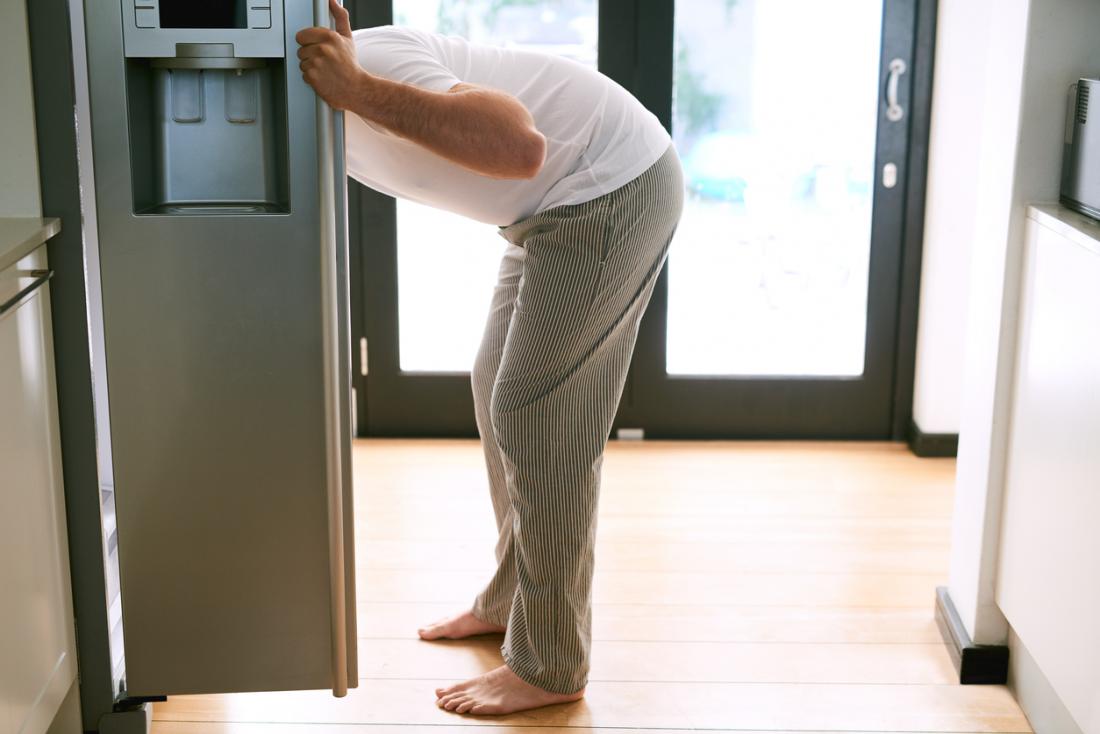 hungriger Mann sieht im Kühlschrank