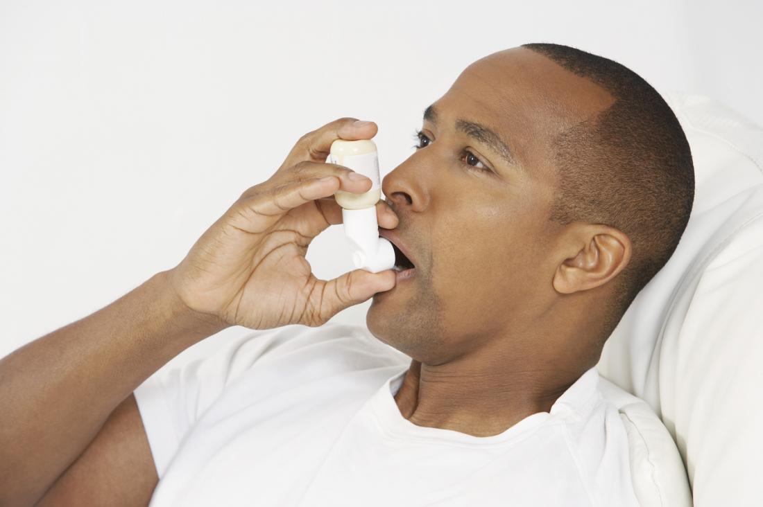 Човек с инхалатор за астма.