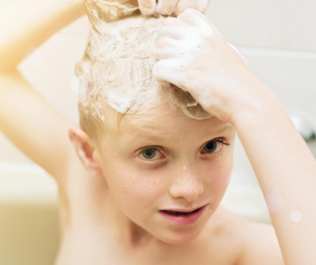 criança lavando o cabelo