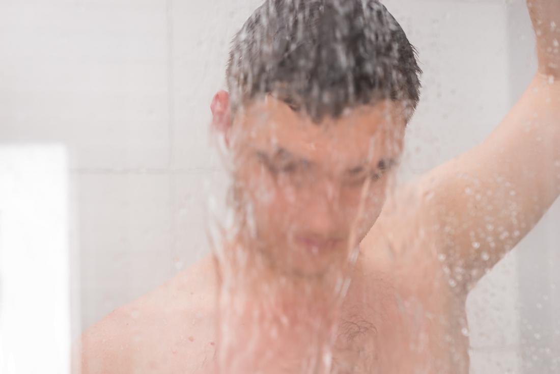 Un uomo sotto la doccia