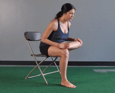 Frau macht eine sitzende Hüfte
