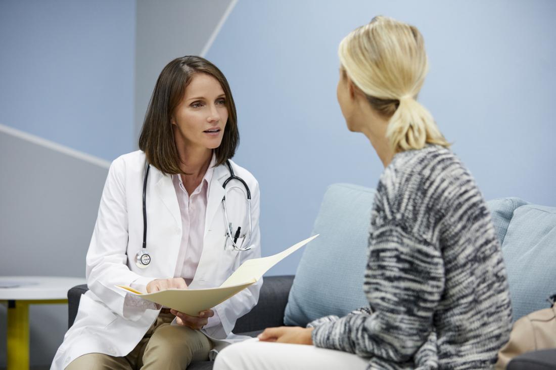女性患者と話す女性医者。