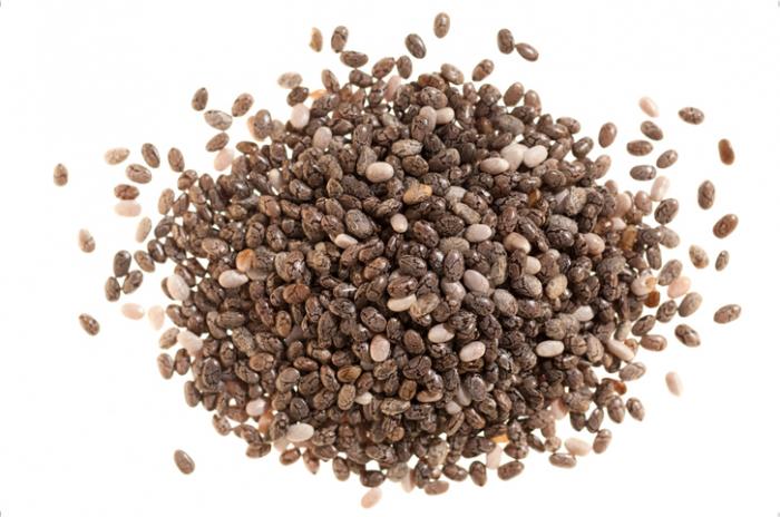 Luźne nasiona chia na gładkiej powierzchni.
