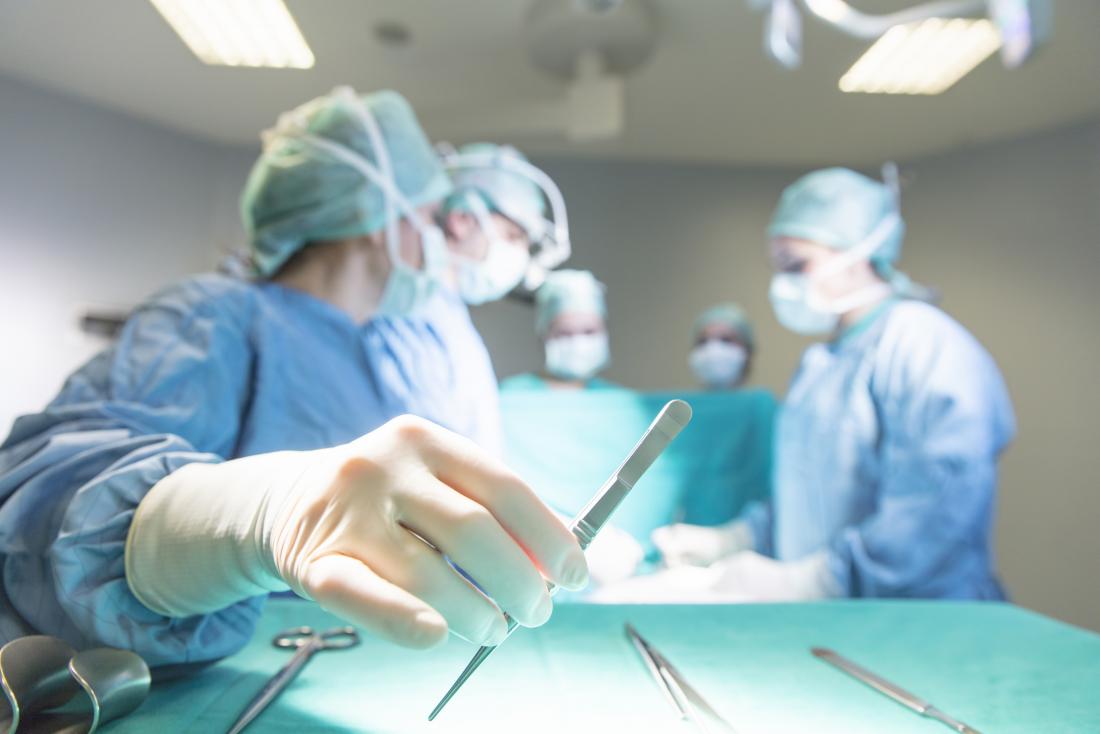 Chirurgen, die sich vorbereiten, Thorakotomie im Operationssaal durchzuführen.