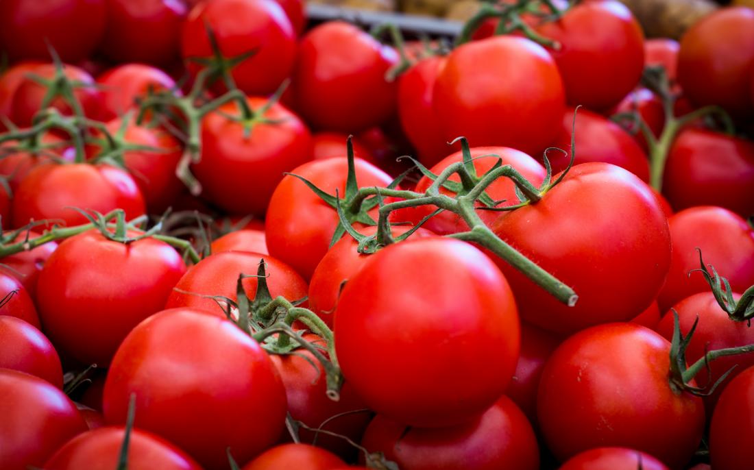 ein Haufen rote Tomaten
