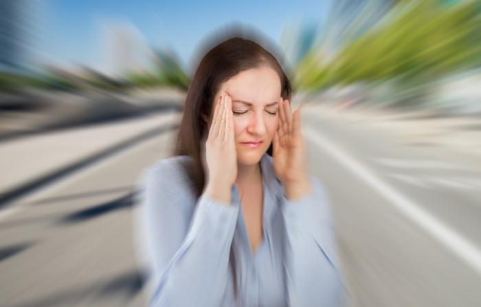 Une femme avec une mauvaise migraine