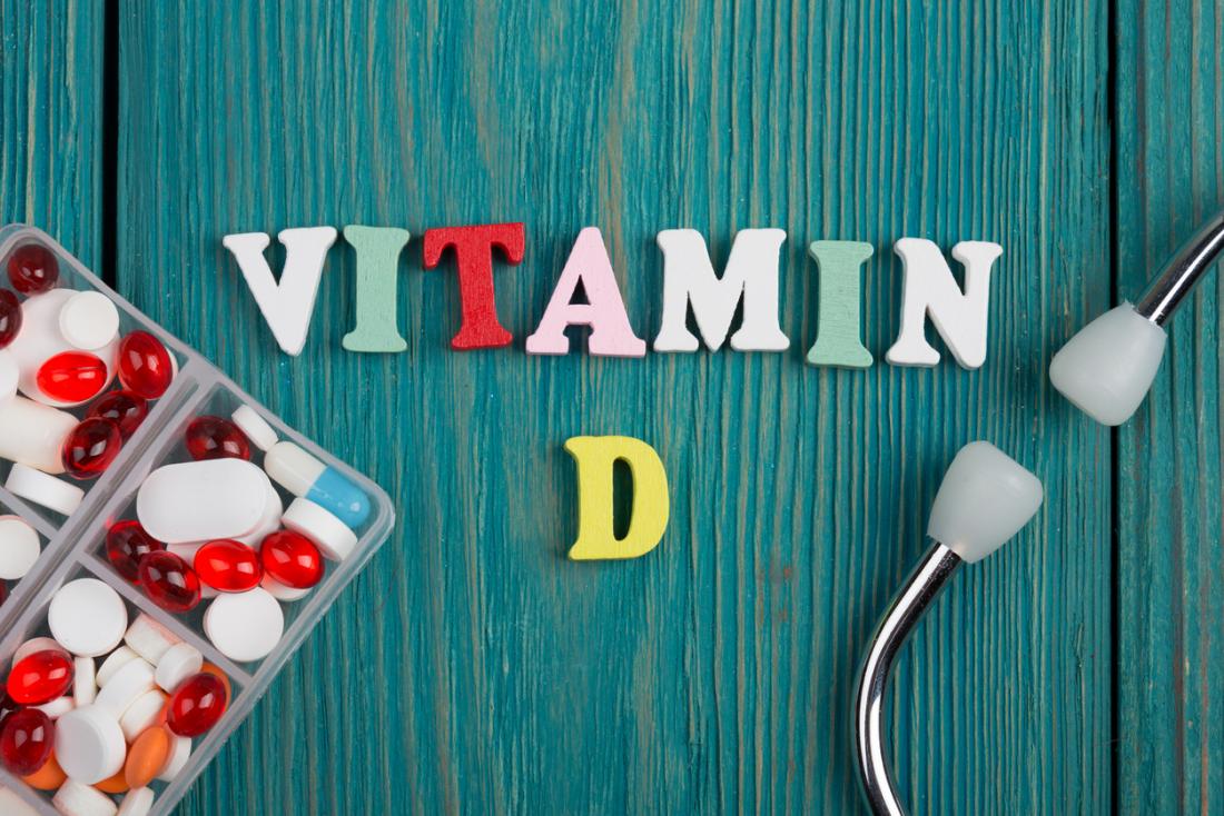 Vitamin D in Briefen mit Pillen und einem Stethoskop