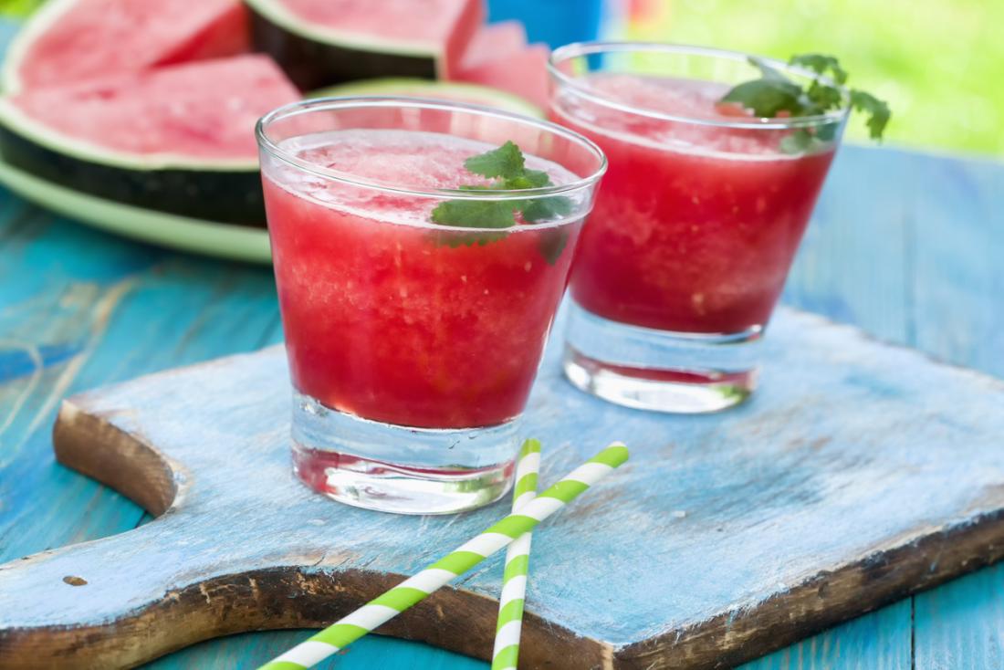 zwei Gläser Wassermelonensmoothie