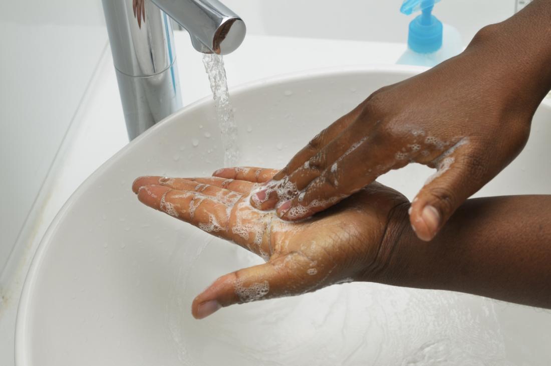 Händewaschen in einer Spüle
