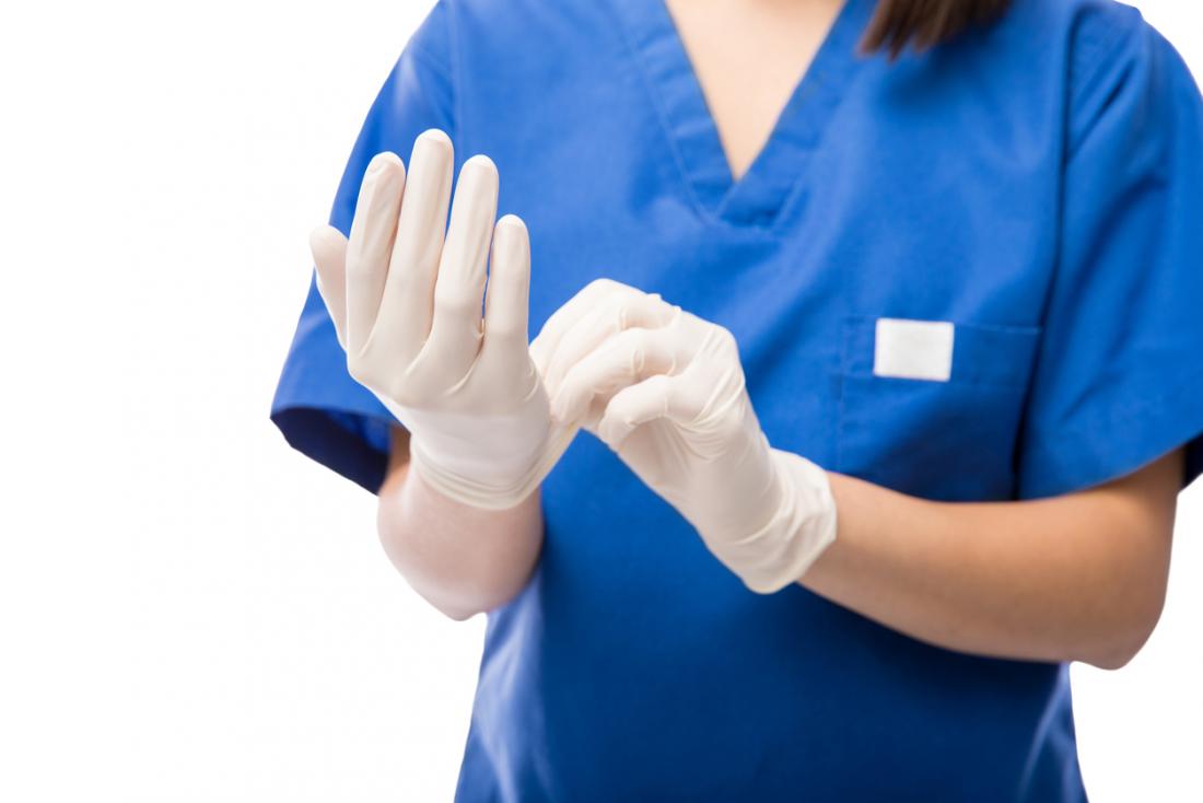 медицинска сестра, поставяща ръкавици