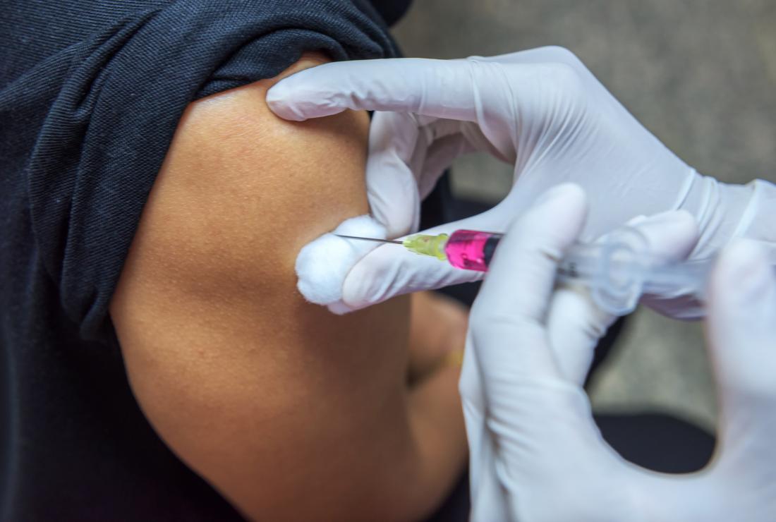 Une personne recevant un vaccin a tiré dans les bras.