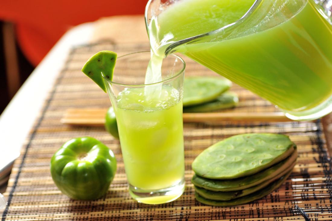 Boisson de jus de figue de barbarie nopal cactus vert, avec nopales par verre.