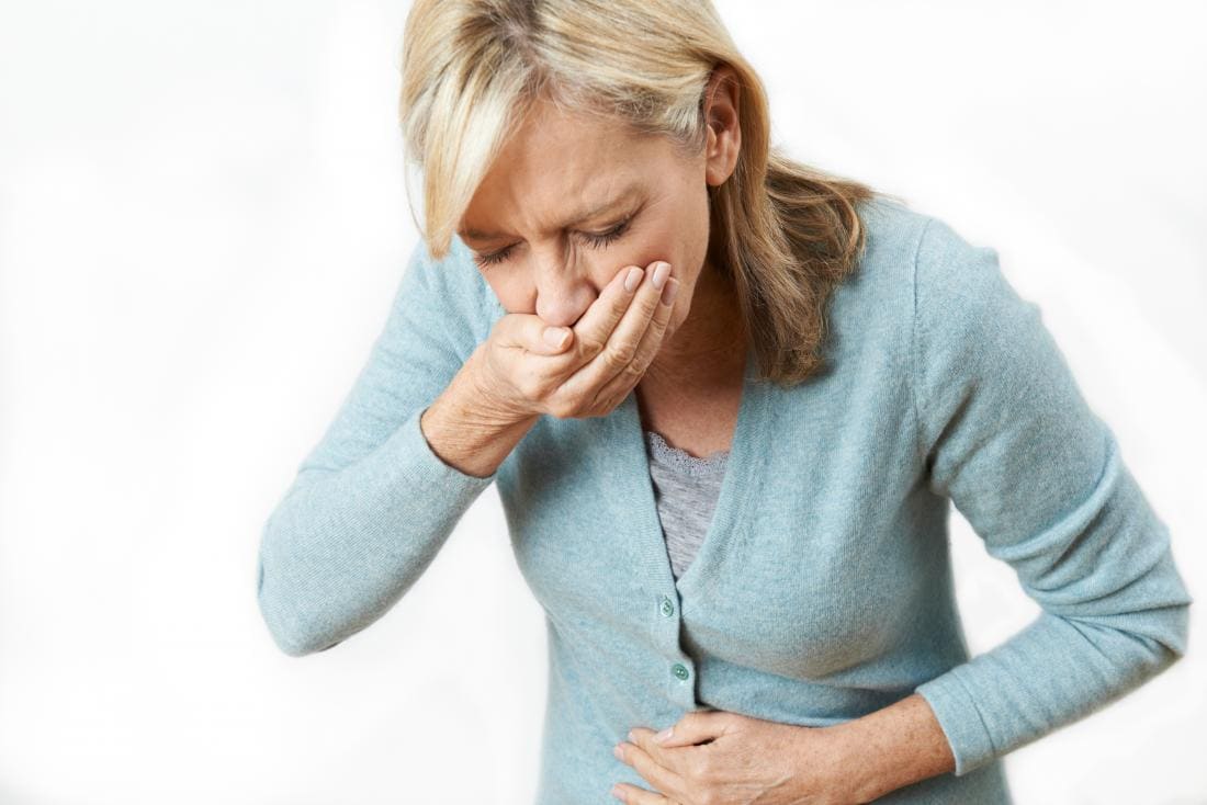 femmes âgées se sentir malade, tenant la main sur sa bouche