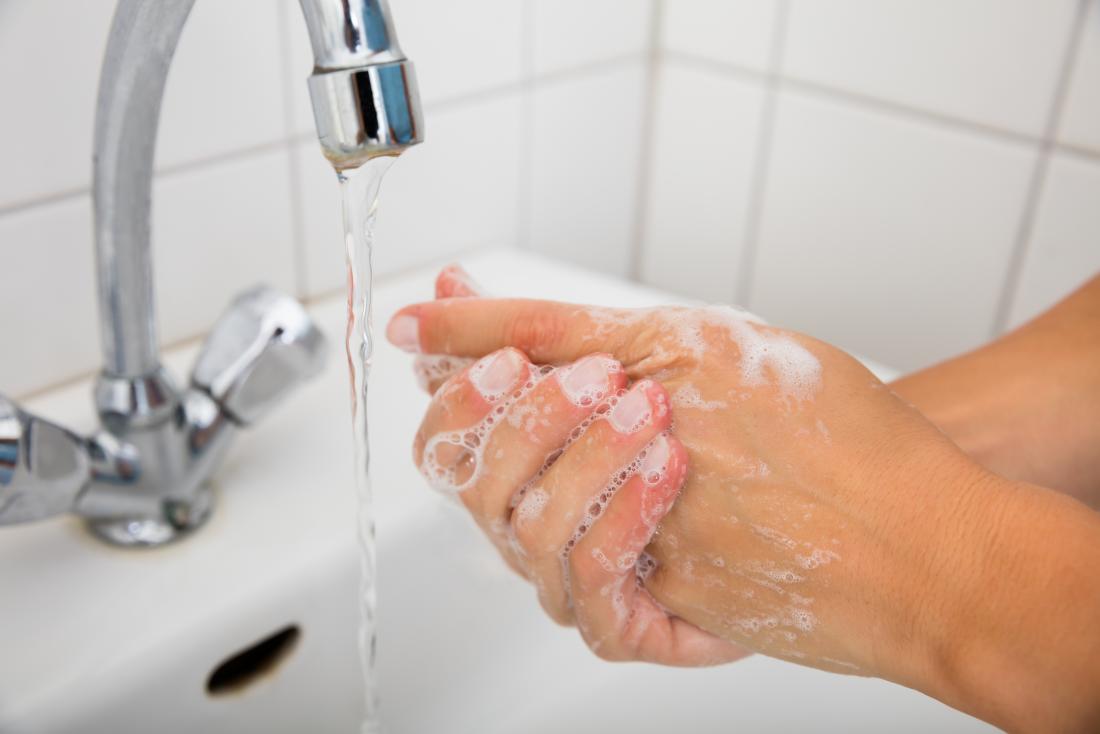 donna che lava le mani