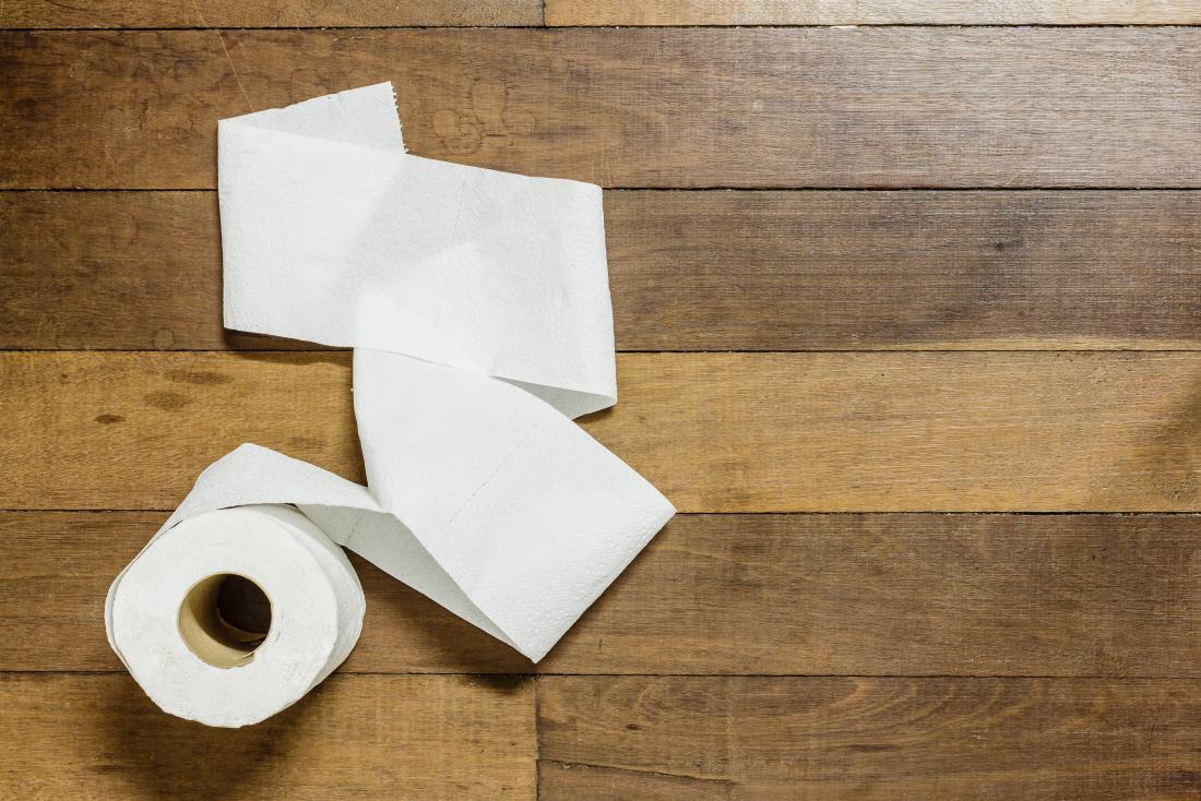 Verschiedene Arten von Poop durch Toilettenpapier auf Holzbrettern dargestellt.