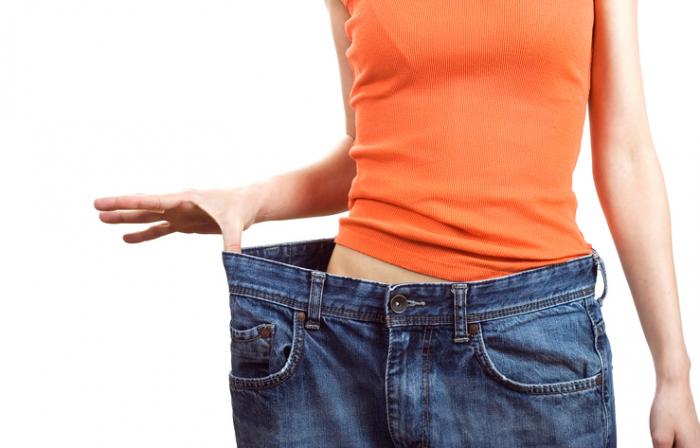 Ladies loose jeans montrant la perte de poids