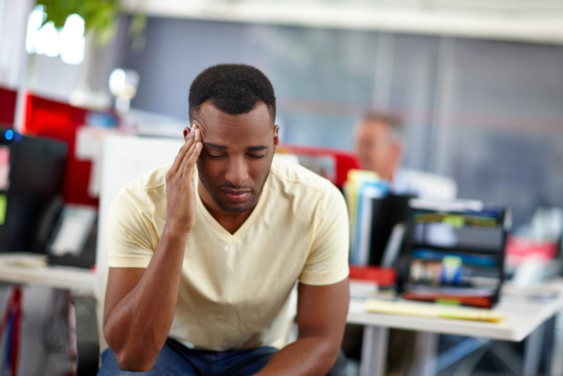 Mannerfahrung stress verursacht Kopfschmerzen oder Migräne und reibt seinen Tempel im Büro.