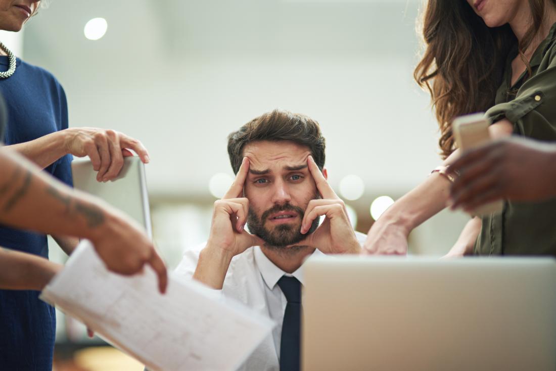 homem de negócios olhando oprimido com o trabalho