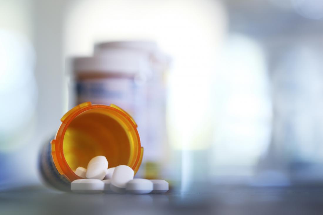 antibiotische Pillen verschütten aus Medikation Topf
