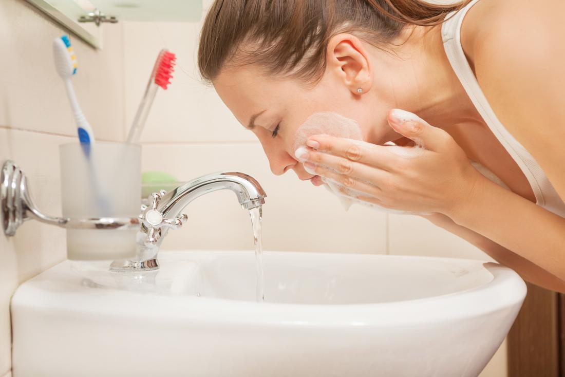 Un lavage en douceur peut aider à prévenir l'infection, mais le frottement peut aggraver les boutons.