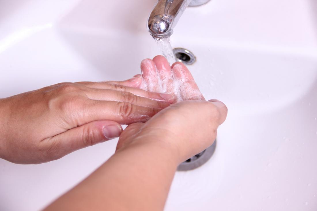 Le lavage des mains peut entraîner une desquamation de la peau du bout des doigts