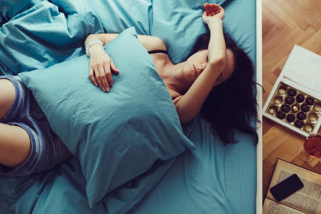 femme portant malade sur son lit