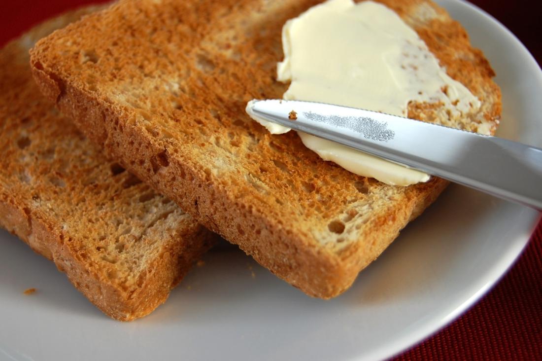 Toast auf einem Teller, mit Butter bestrichen.