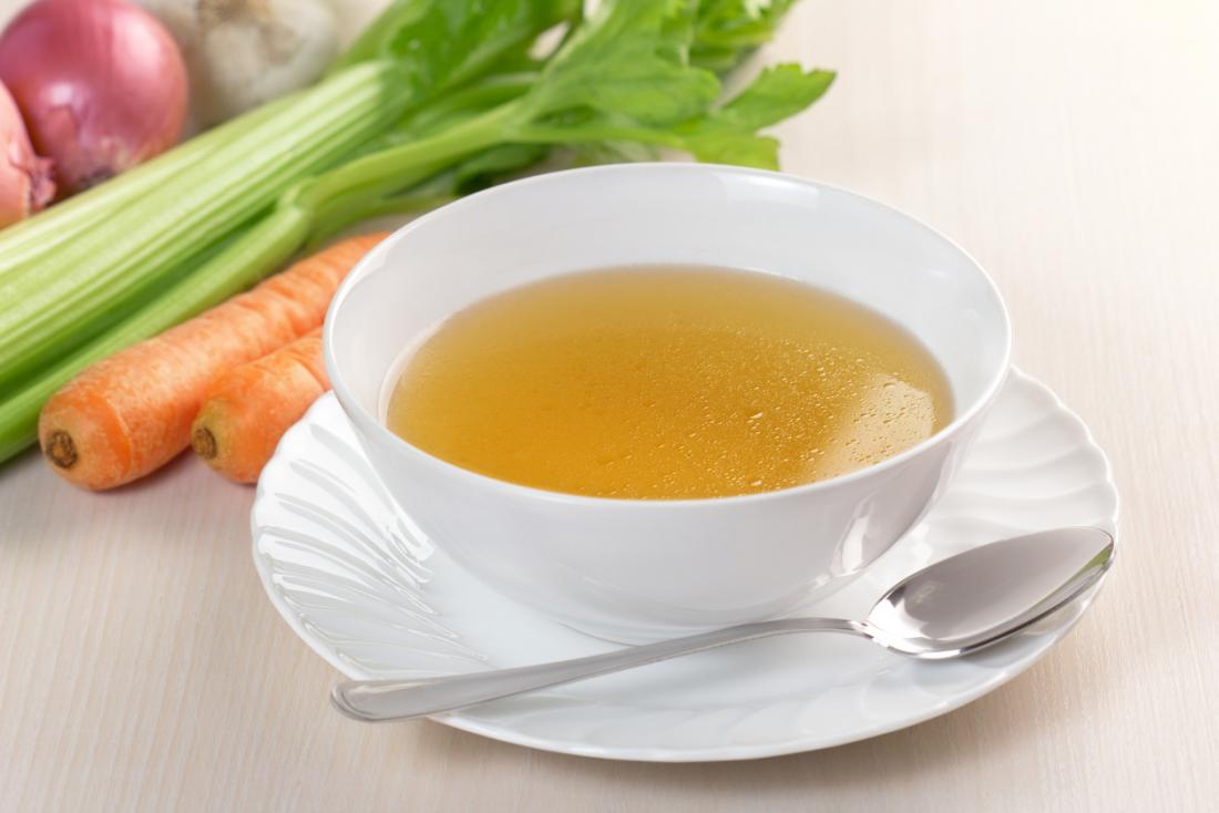 Изчистете бульон от сурова зеленчукова супа в купа.