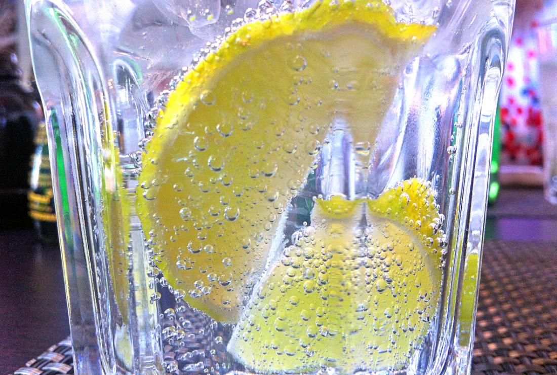 Стъкло от газирана натриева сода или газирана вода с лимонови филийки.