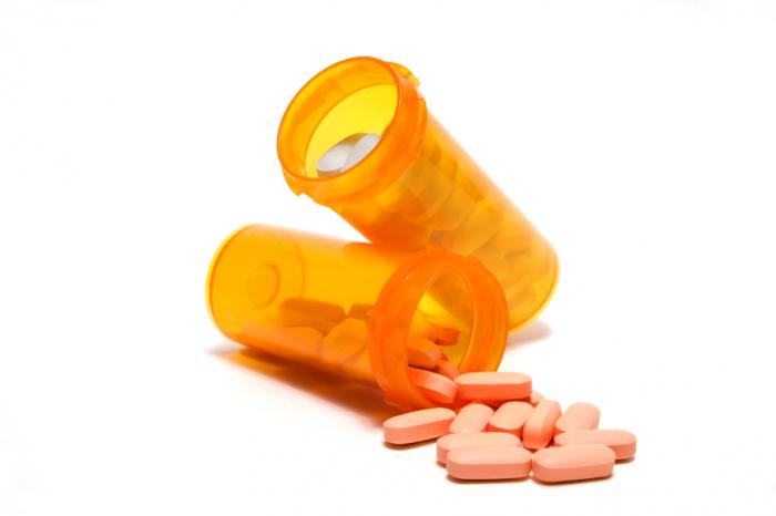 Zwei Töpfe mit verschiedenen Arten von Tabletten.