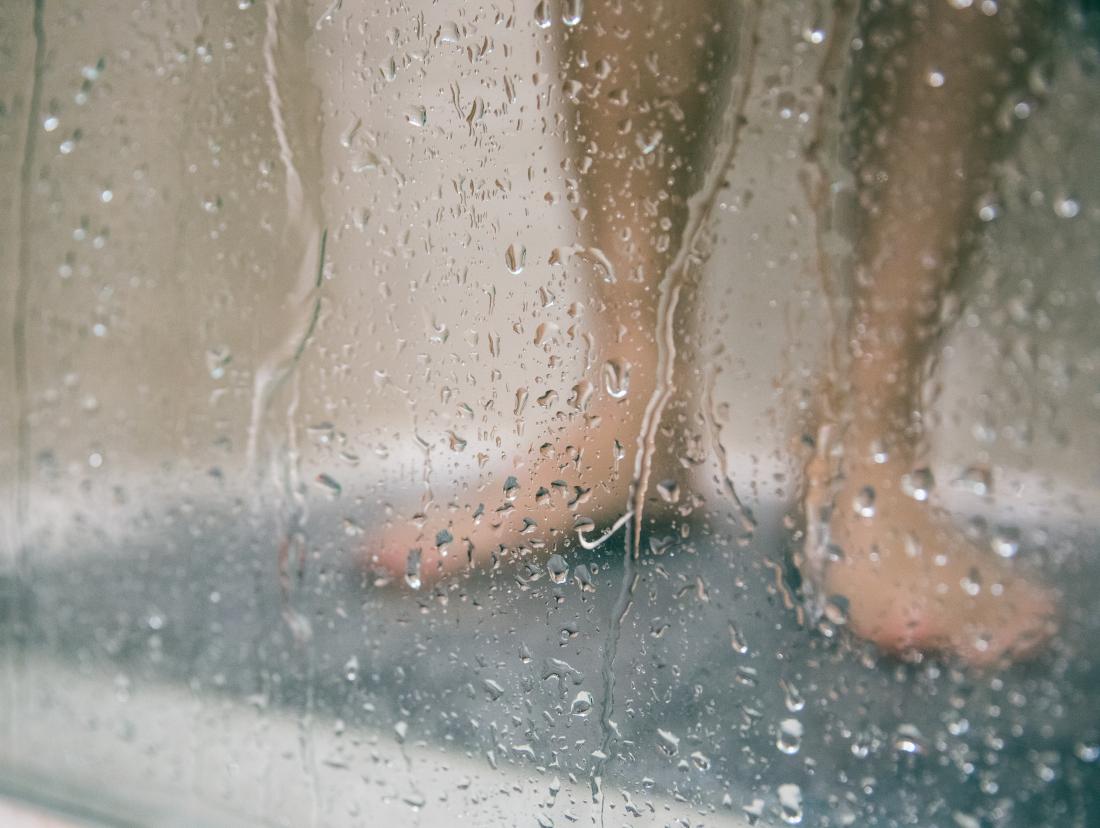 シャワーを浴びる女性の足