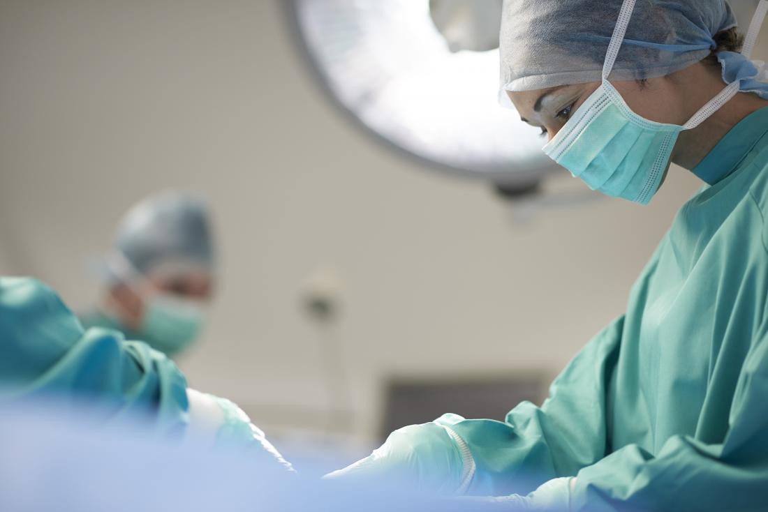 Chirurg, der Uvulopalatopharyngoplasty durchführt