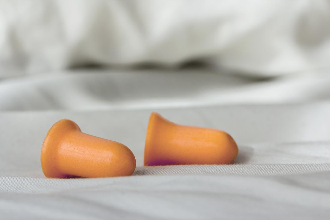 ベッドの耳栓。