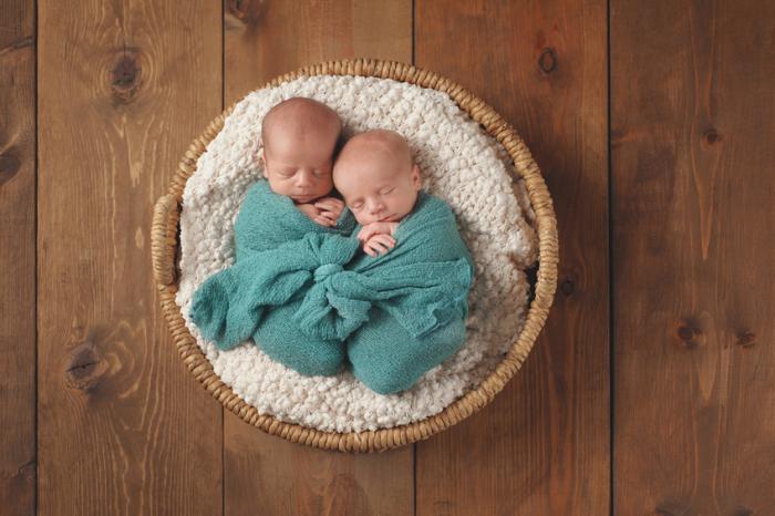Zwei Babyzwillinge in einem Korb