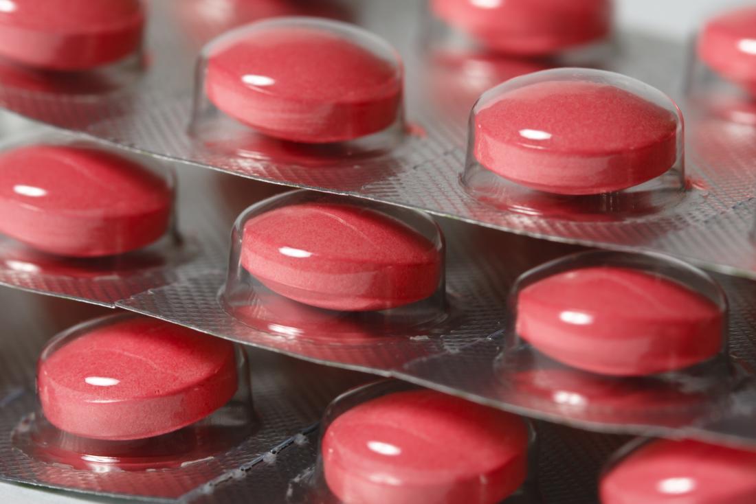Antihistamin-Medikamente in Blisterpackung mit roten Pillen.