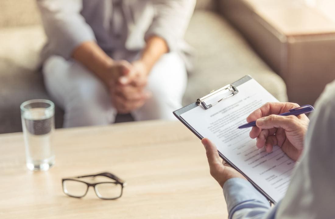 Frau im Gespräch mit Psychiater