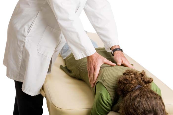 Един хиропрактор работи на гърба на пациент