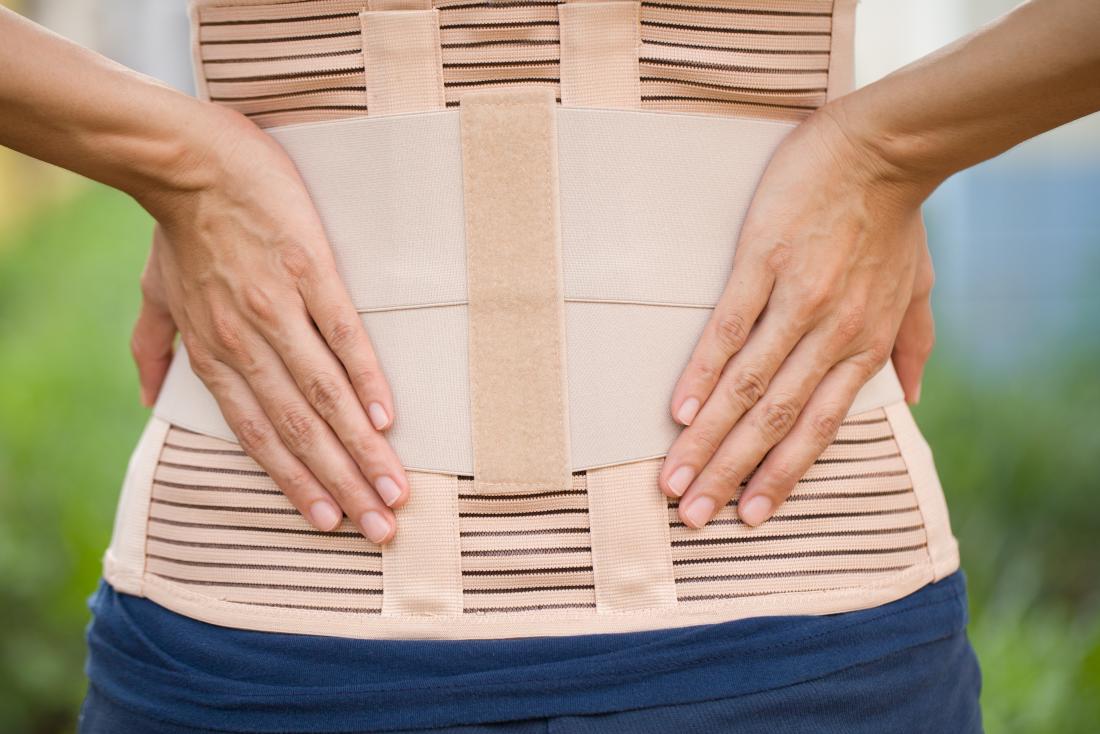 Person trägt Rückenorthese zur Korrektur der Wirbelsäulenhaltung.