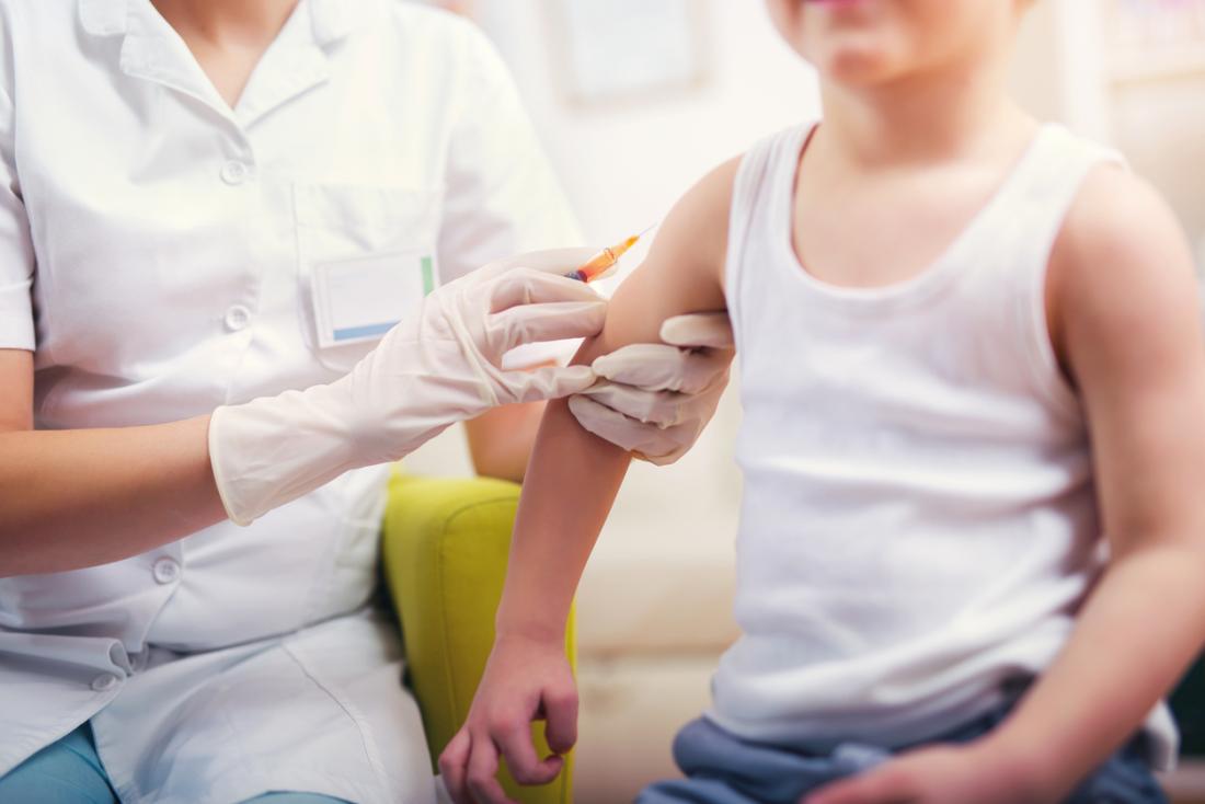 Criança recebendo vacinação tiro.