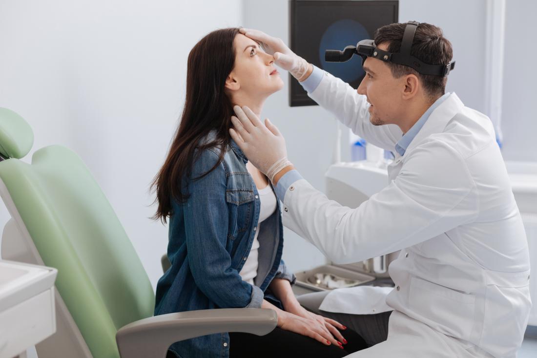 Bác sĩ kiểm tra bệnh nhân mũi để chẩn đoán viêm túi