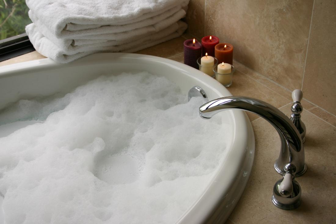 Một bồn tắm bong bóng ấm áp.