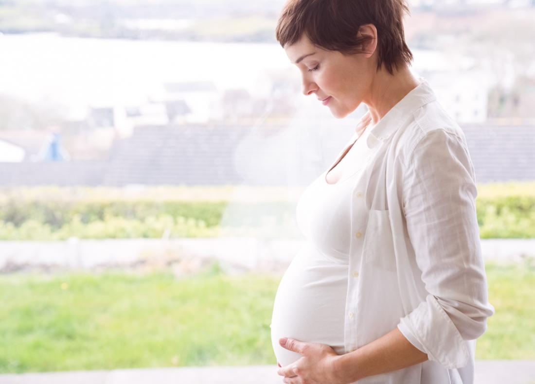 Kobieta w ciąży przez okno
